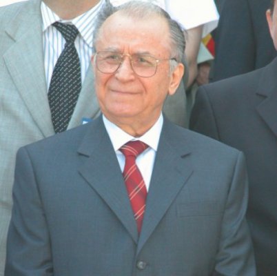 Iliescu îşi lansează cartea 